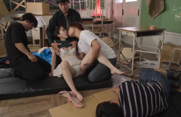 clip sex phương mỹ chi Giúp đỡ cậu bạn trai bị bắt nạt, nữ sinh dính vào đám côn đồ biến thái