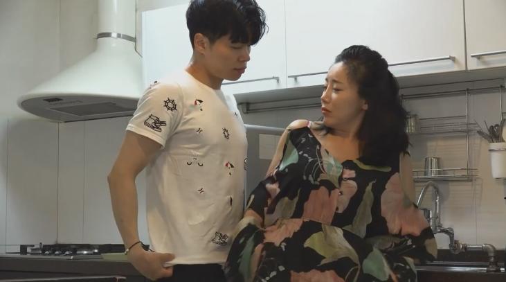 xem sex jav,phim sex lý tiểu long,clip sex trần ngọc mai Lẻn vào phòng tắm chung với cô em ruột