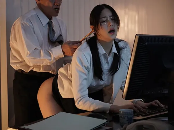 sex gái xinh trung quốc thủ dâm Cô nhân viên thiếu thốn "tình cảm" và tên quản lý già may mắn