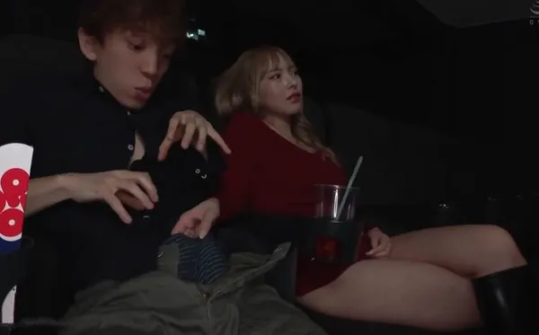 xnxx ko che đi xem phim một mình, thanh niên bị chị gái thánh dâm kế bên sờ trym